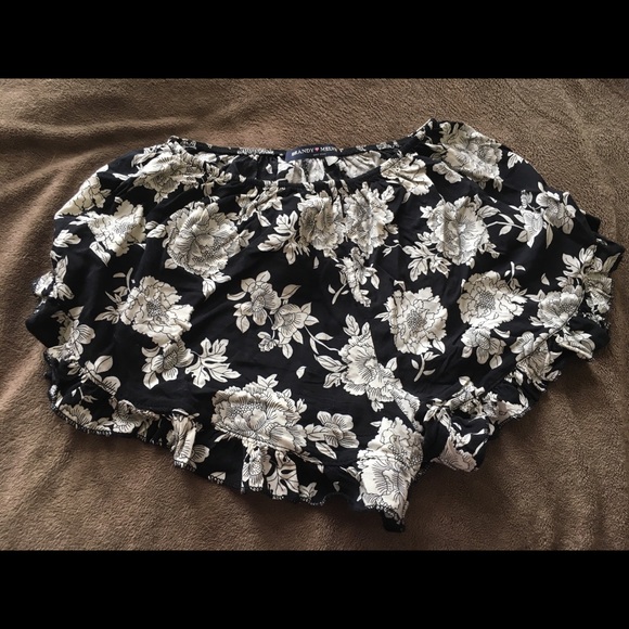 Brandy Melville shorts ❌TRADE❌ - Picture 2 of 4